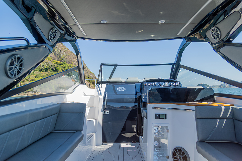 Zath 348 HT Outboard: design europeu, navegabilidade e muito espaço a bordo